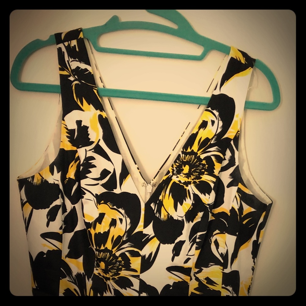 V- neck sleeveless dress